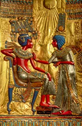 Detail der Figuren auf der Rückseite des goldenen Throns, die Tutanchamun und seine Frau darstellen, Ägypten