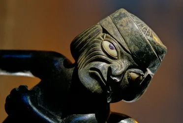 Huaca Dos Cabezas-Jecetepeque; Moche; Bestattungen, Männliche Figur an Keramikflasche befestigt