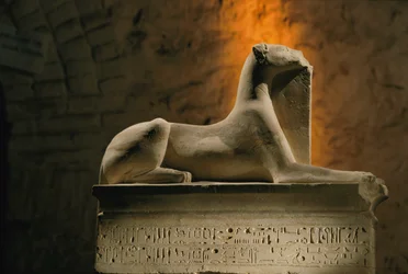 Kalkstein-Statue des Schakalgottes Anubis, der auf einem sarkophagförmigen Sockel kauert, 2002 (Foto)