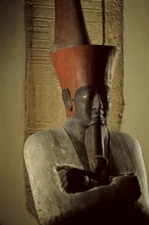 Bemalte Sandstein-Statue des Pharao Nebhepetre Mentuhotep II mit roter Krone von Unterägypten