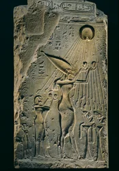 Relief von Echnaton unter Aton, Balustrade, Amenhotep IV. Als Pharao ist Echnaton bekannt für seine religiösen Reformen, 2009