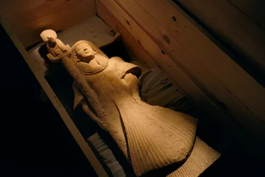 Sandsteinstatue von Nebre als Standartenträger der löwenköpfigen Kriegsgöttin Sachmet, 2002 (Foto)