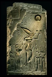 Stele zeigt Echnaton, Nofretete und Tochter mit erhobenen Händen zu Gott Aten, Amarna, 2009 (Foto)