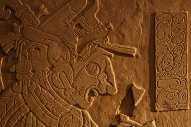 Tempel 21 Thronbank, Schnitzerei von König Akhal Mo Nab, Palenque, Mexiko, 2005 (Foto)