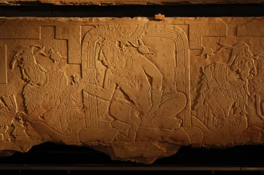Tempel 21 Thronbank, Schnitzerei von König Akhal Mo Nab, Palenque, Mexiko, 2005 (Foto)