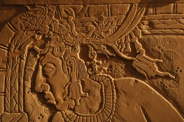 Tempel 21 Thronbank, Schnitzerei von König Akhal Mo Nab, Palenque, Mexiko, 2005 (Foto)