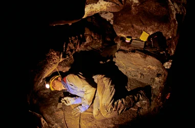 Wer waren die ersten Amerikaner, Timothy Heaton, bei der Ausgrabung, On your Knees Cave, Prince of Wales Island, Alaska, 2008 (Foto)