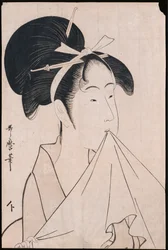 Ein Brustporträt von Okita von der Naniwaya, die ein Handtuch in den Zähnen hält und das Tuch dehnt