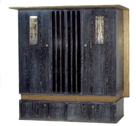 Möbel: Kleiderschrank mit Musikdekor aus schwarz lackierter Eiche, vergoldetem Holz, silberfarbenem Metall und Glas, angefertigt von Koloman Moser (1868-1918), 1904. Maße 1,99 m. Paris, Musée d