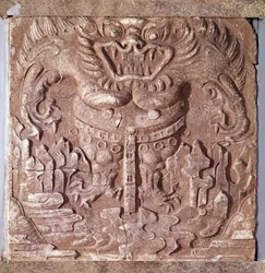 Koreanische Kunst: grauer Terrakottaziegel mit der Darstellung eines Ungeheuers. Königreich Baekje (auch Paekche oder Paikchei), Korea. 7. Jahrhundert. Koreanisches Nationalmuseum
