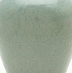 Flasche (maebyeong) mit geschnitztem und eingraviertem Design von zwei Phönixen und Pfingstrosenranken, Mitte des 12. Jahrhunderts