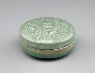 Bedeckter Kasten mit eingelegtem Design von Kranichen und Wolken, zweite Hälfte des 13. Jahrhunderts (Steinzeug mit weißen und schwarzen Einlagen unter Celadonglasur)