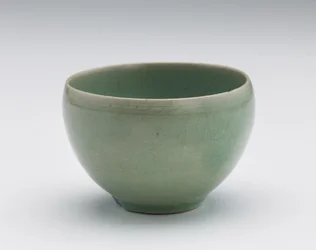 Tasse mit eingravierter Blumendekoration