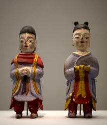 Figuren in Schamanenkostümen. Polychrome Holzstatuetten, koreanische Kunst