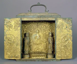 Tragbarer buddhistischer Schrein mit zwei stehenden Bodhisattvas, einer buddhistischen Triade und einer Wächterfigur, Koryo-Dynastie