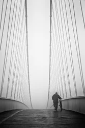 Einsamer Spaziergang auf der Brücke