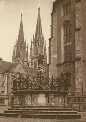 Regensburg, Brunnen von 1721 auf dem Neupfarrplatz und Domtürme