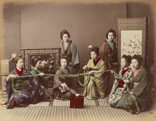 (Konkonchiki) Japanisches Mädchen beim Spiel