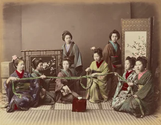 (Konkonchiki) Japanisches Mädchen beim Spiel, ca. 1880
