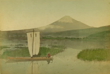 Japan: Berg Fuji-Yama mit Segelboot im Vordergrund auf dem See Hokome