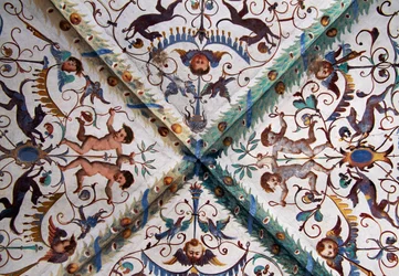 Fresken mit Engeln und floralen Motiven, von Antonio Longo, Kirche Mariä Himmelfahrt, Cavalese, Trentino-Südtirol, Italien