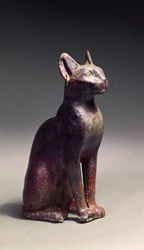 Statuette einer Katze mit goldenen Ohrringen, die heilige Darstellung der Göttin Bastet, ca. 664-630 v. Chr.