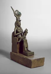 Votivstatuette der Isis, die das Horuskind stillt, in Sakkara zusammen mit dem ursprünglichen hölzernen Thron und Sockel gefunden