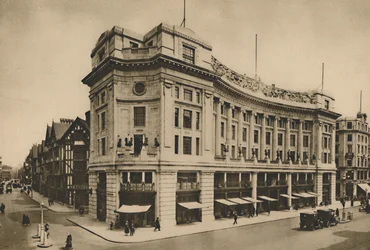 East India House, Libertys individualisierte Front auf der New Regent Street, ca. 1935