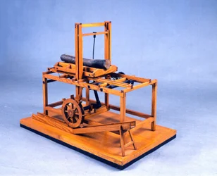 Holzmodell einer hydraulischen Säge, betrieben durch Zahnräder und Wasser. Nach einer Zeichnung von Leonardo da Vinci (1452-1519)