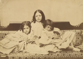 Edith, Ina und Alice Liddell auf einem Sofa, Sommer 1858
