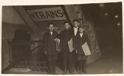 [Vier Zeitungsjungen am Eingang zur U-Bahn, New York City]