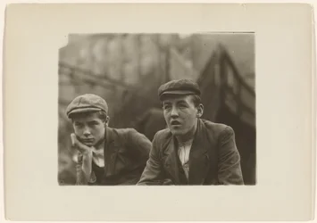 Zwei Jungen in Mänteln und Mützen, New Jersey