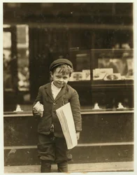 5-jähriger Zeitungsjunge Tommy Hawkins, nur 3 Fuß 4 Zoll groß, arbeitet in St. Louis, Missouri, 1910