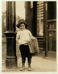 6-jähriger Zeitungsjunge, bekannt als Little Fattie und nur 3 Fuß 4 Zoll groß, arbeitet seit einem Jahr in St. Louis, Missouri, 1910