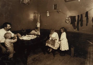 Annie Fedele arbeitet an Häkelarbeiten in der Küche ihrer Mietwohnung in Sommerville, Massachusetts