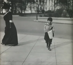 Junge mit Zeitung, Washington, D.C.