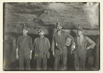 Tief unten in einer Kohlenmine in West Virginia, Bergleute auf dem Heimweg