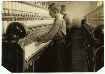 Doffers ersetzen volle Spulen in der Indian Orchard Cotton Mill, Massachusetts, 1916
