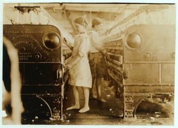 Elsie und Sadie arbeiten in den Yazoo City Yarn Mills, Mississippi, sie sagten, sie seien 13 Jahre alt, 1911
