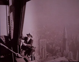 Empire State Building im Bau, ein Inspektor überprüft die Arbeiten