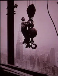 Empire State Building im Bau, zeigt ein Mitglied der Derrick-Crew