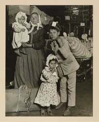 Italienische Familie sucht verlorenes Gepäck, Ellis Island