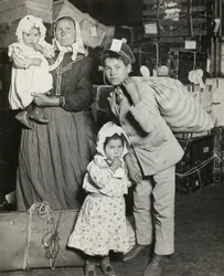Italienische Familie sucht verlorenes Gepäck, Ellis Island