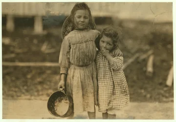 Maud und Grade Daly, 5 und 3 Jahre alt, pflücken jeden Tag Garnelen für die Peerless Oyster Company, Bay St. Louis, Mississippi, 1911