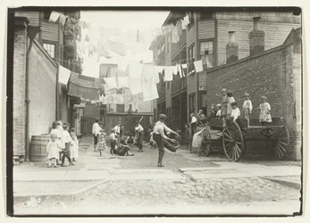 Spielplatz in einem Mühlendorf (Spielplatz in einer Mietshausgasse), Boston