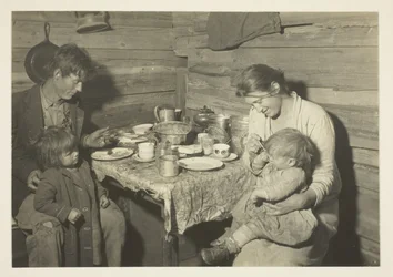 Arme ländliche Familie, die in einem Rauchhaus lebt, Oklahoma, in Obhut des Roten Kreuzes