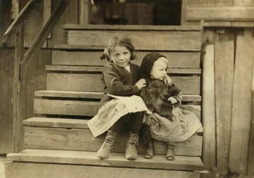 Porträt eines jungen Mädchens, das sich um die kleine Schwester kümmert, während der Rest der Familie in der örtlichen Konservenfabrik arbeitet, Bayou La Batre, Alabama, USA, ca. 1911