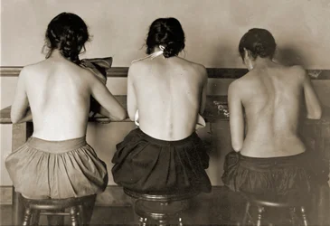 Nähmaschinenmädchen, ca. 1917