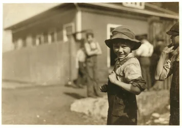 Der zehnjährige Charlie Foster, der nicht lesen kann, mit einem festen Job in den Merrimack Mills, Huntsville, Alabama, 1913