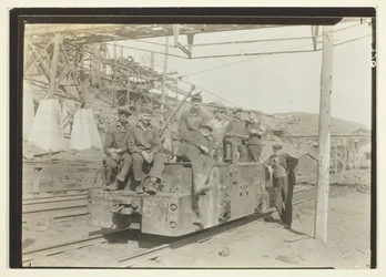 Ohne Titel (Ein ziemlich modernes Kohlebergwerk, elektrifiziert, in Ost-Pennsylvania)